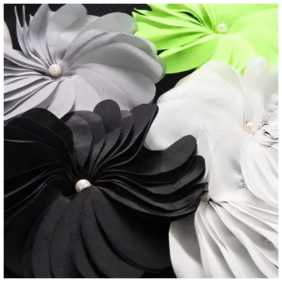 💜 The VIÑTI 3D Crepe Flower Top - Picture 4 of 5